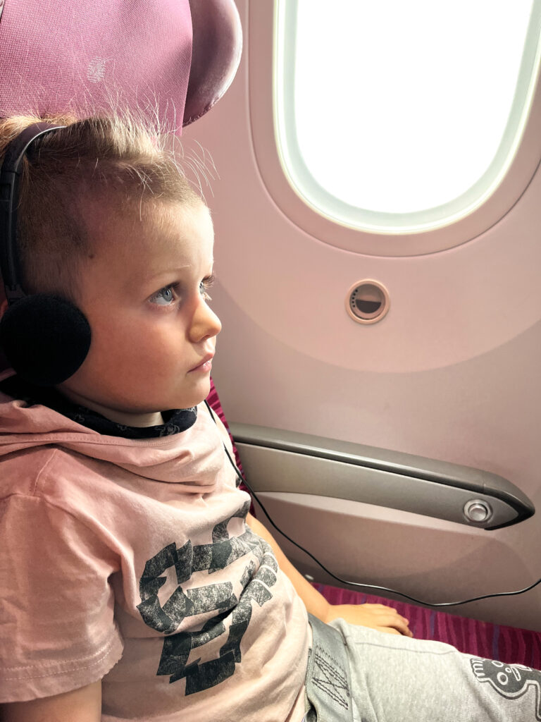 letime s detmi v lietadle na palube dovolenka cestujeme s detmi bali